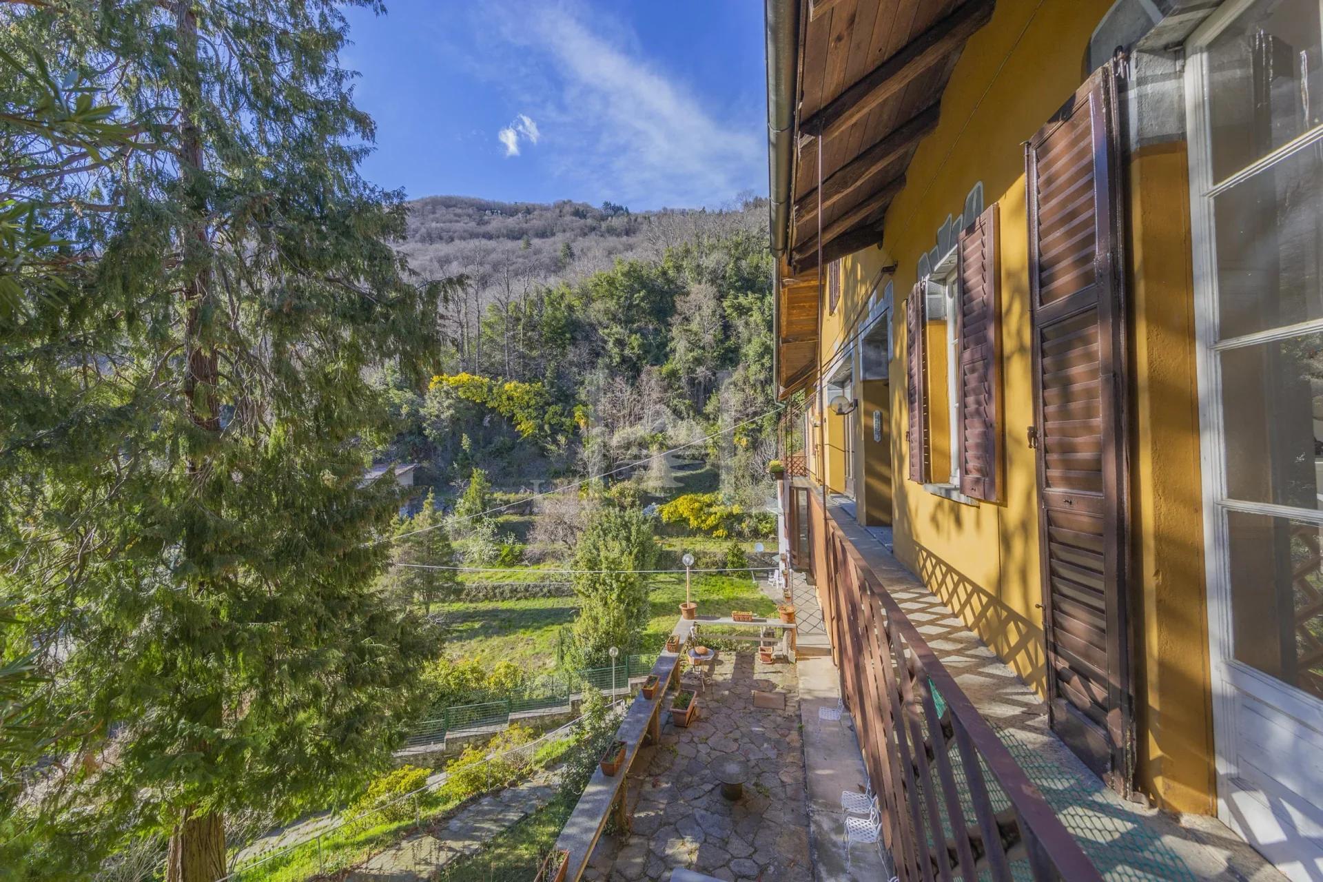 BALCONE VILLA GIALLA