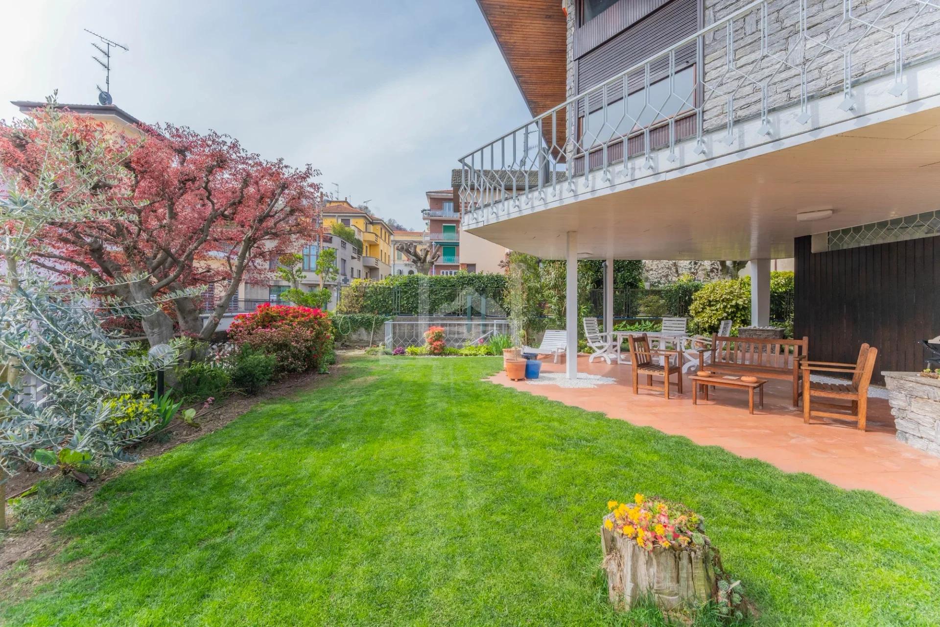 Villa Esclusiva Anni '60 a Meina Centrale, Eleganza Senza Tempo sul Lago Maggiore - Immagine 2