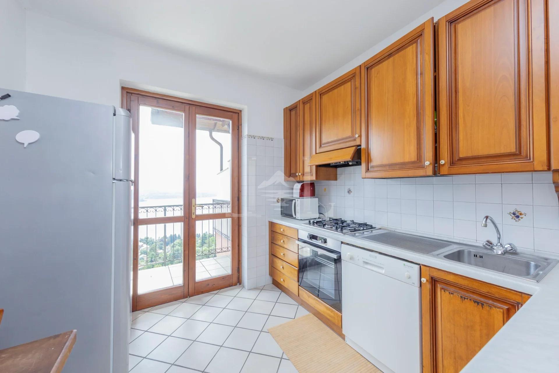 Incantevole Villa Bifamiliare con Vista Panoramica sul Lago e Giardino Terrazzato - Immagine 6