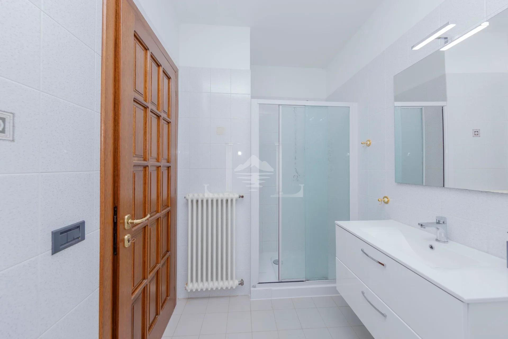 Incantevole Villa Bifamiliare con Vista Panoramica sul Lago e Giardino Terrazzato - Immagine 15