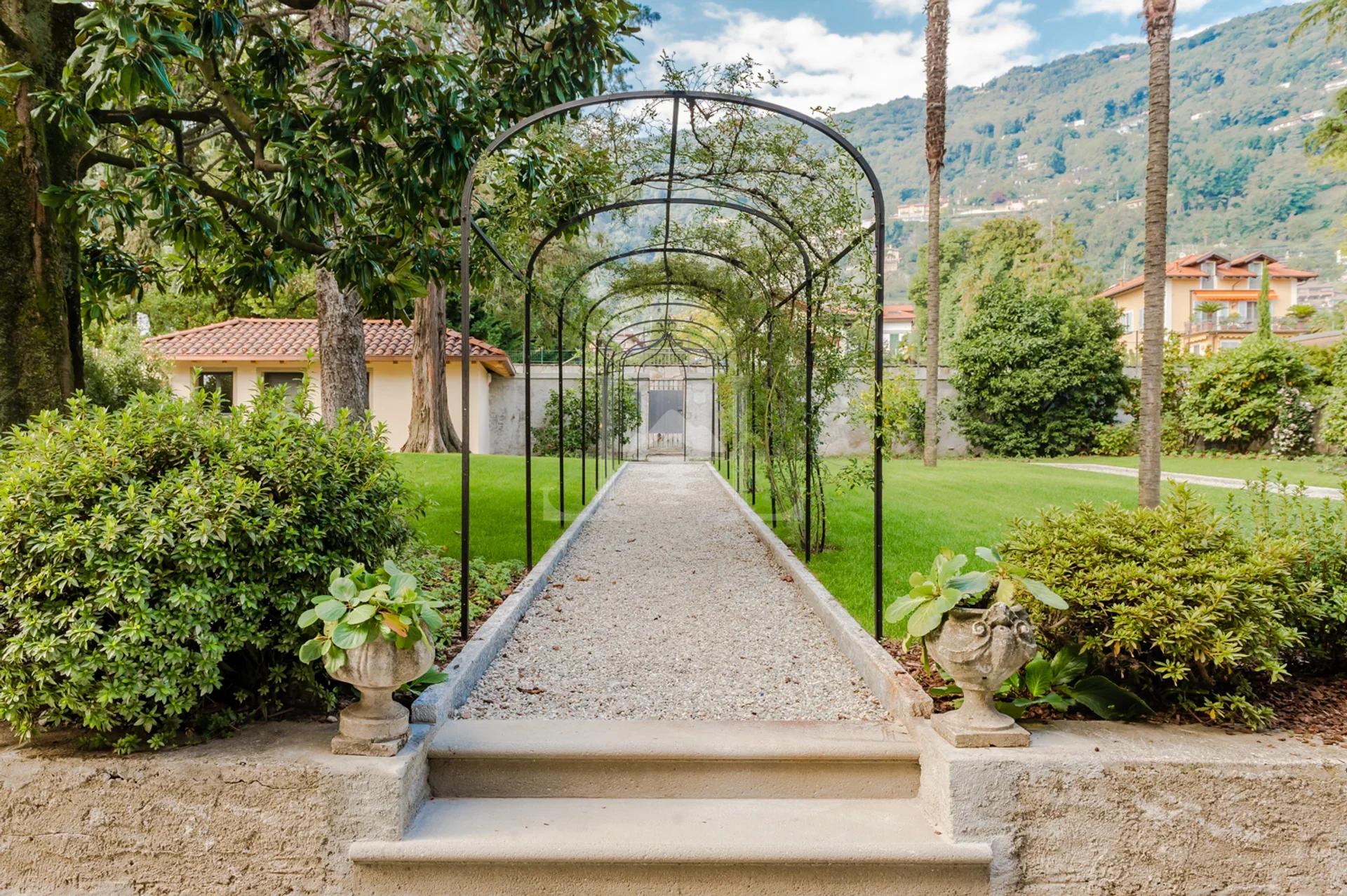 Villa Historique Face au Lac avec Jardin et Piscine à Cannero Riviera - Image 5
