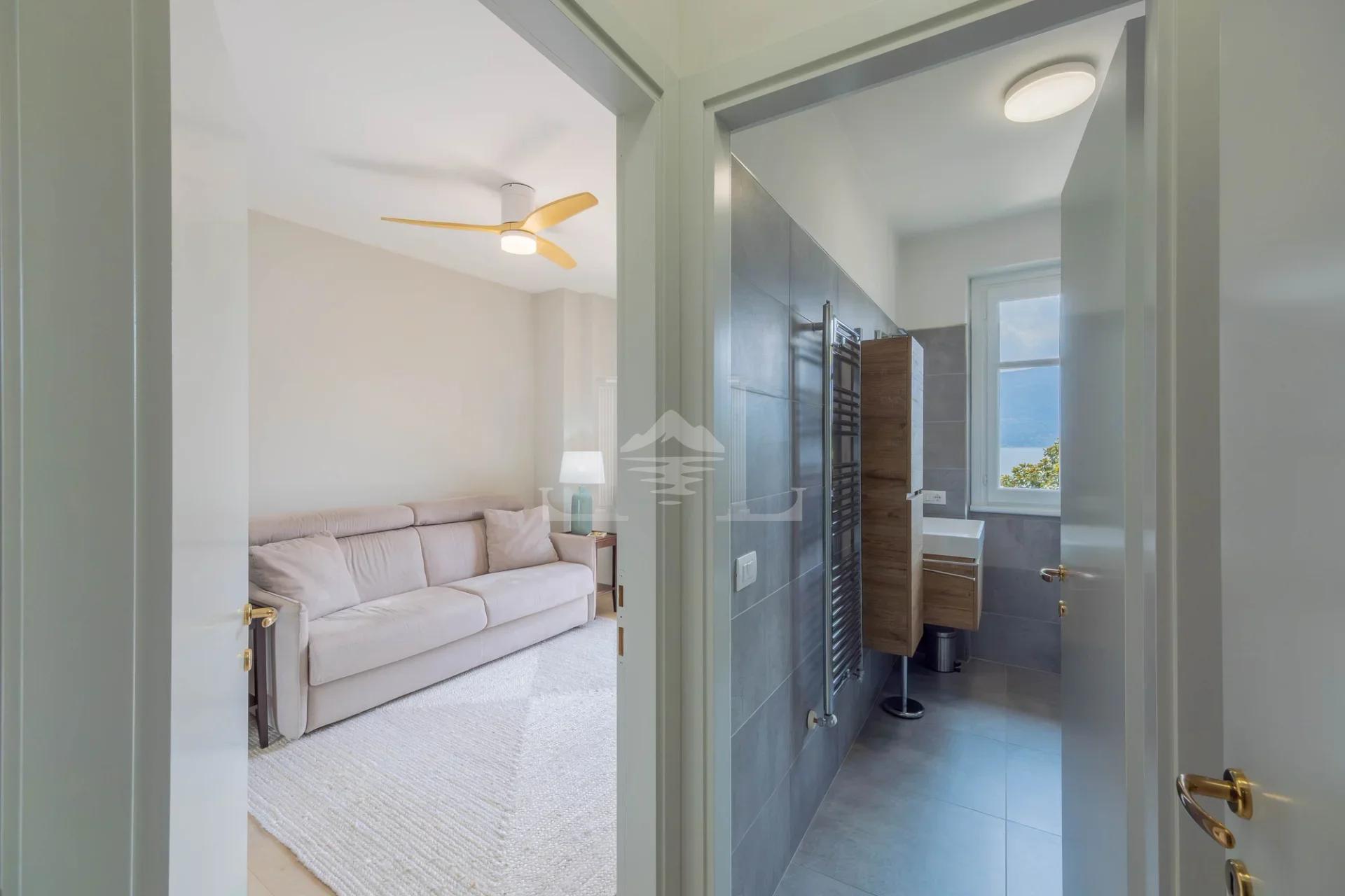 Guest bedroom and en-suite bathroom of the apartment in Via Solferino, Suna