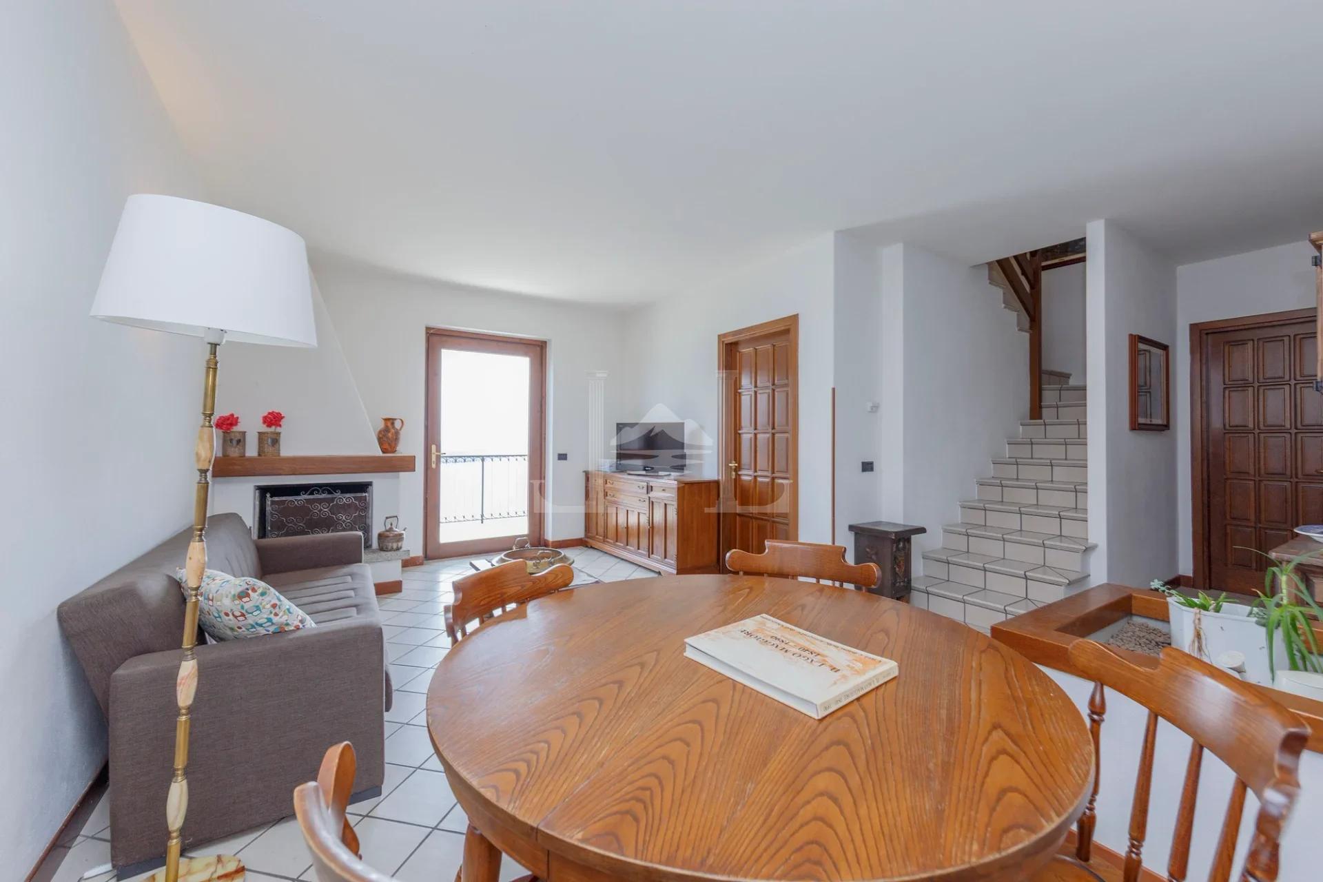Incantevole Villa Bifamiliare con Vista Panoramica sul Lago e Giardino Terrazzato - Immagine 11