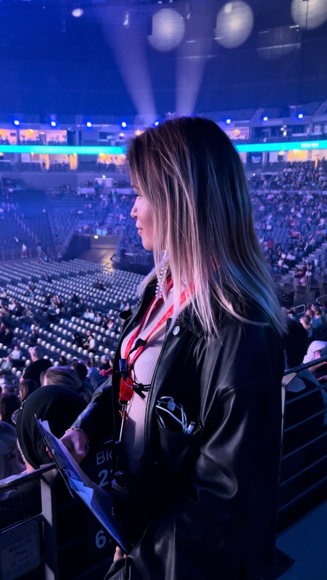 Saskia mit Headset bei einem Arena-Event