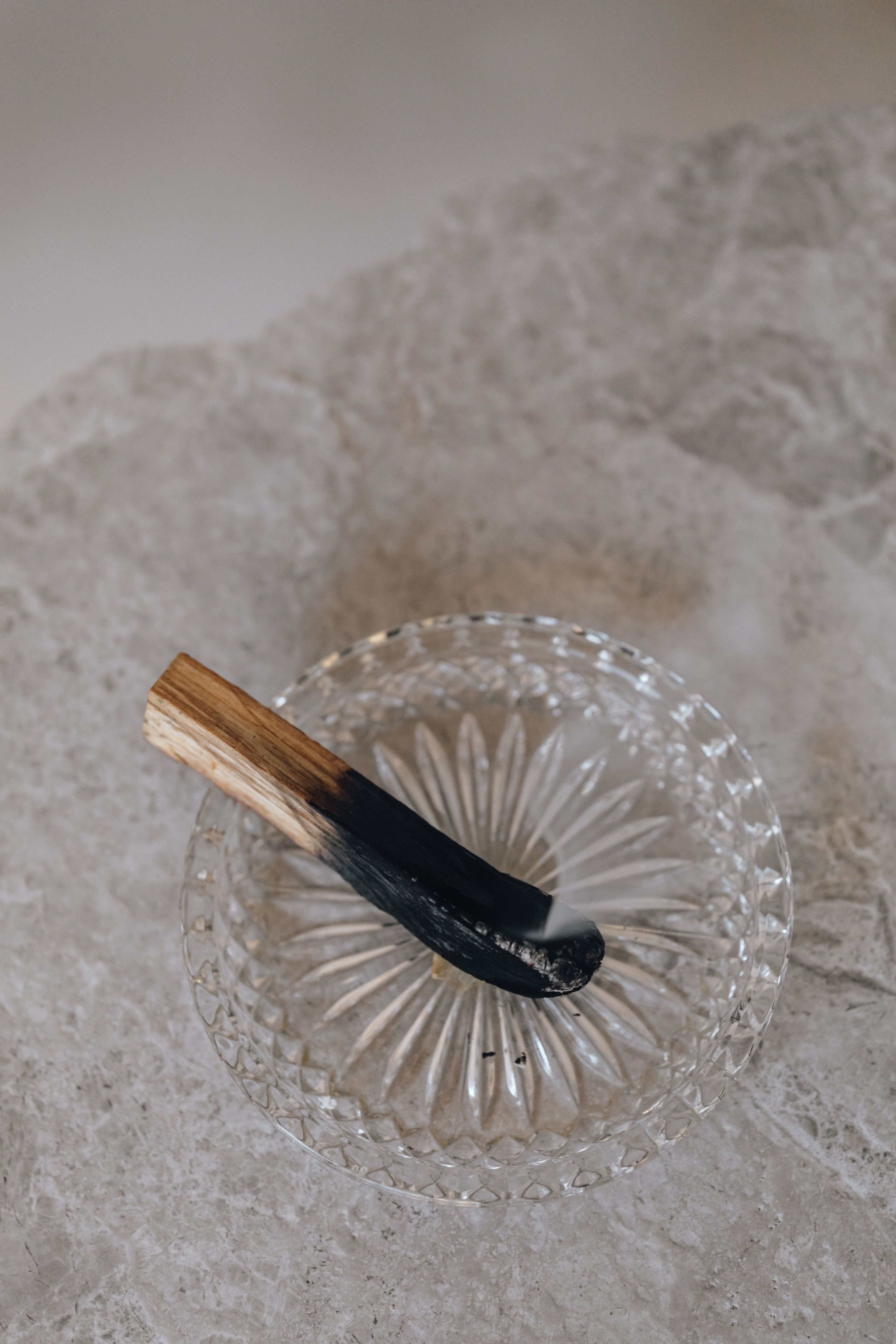 Palo-Santo-Holz in einer Glasschale auf Marmor
