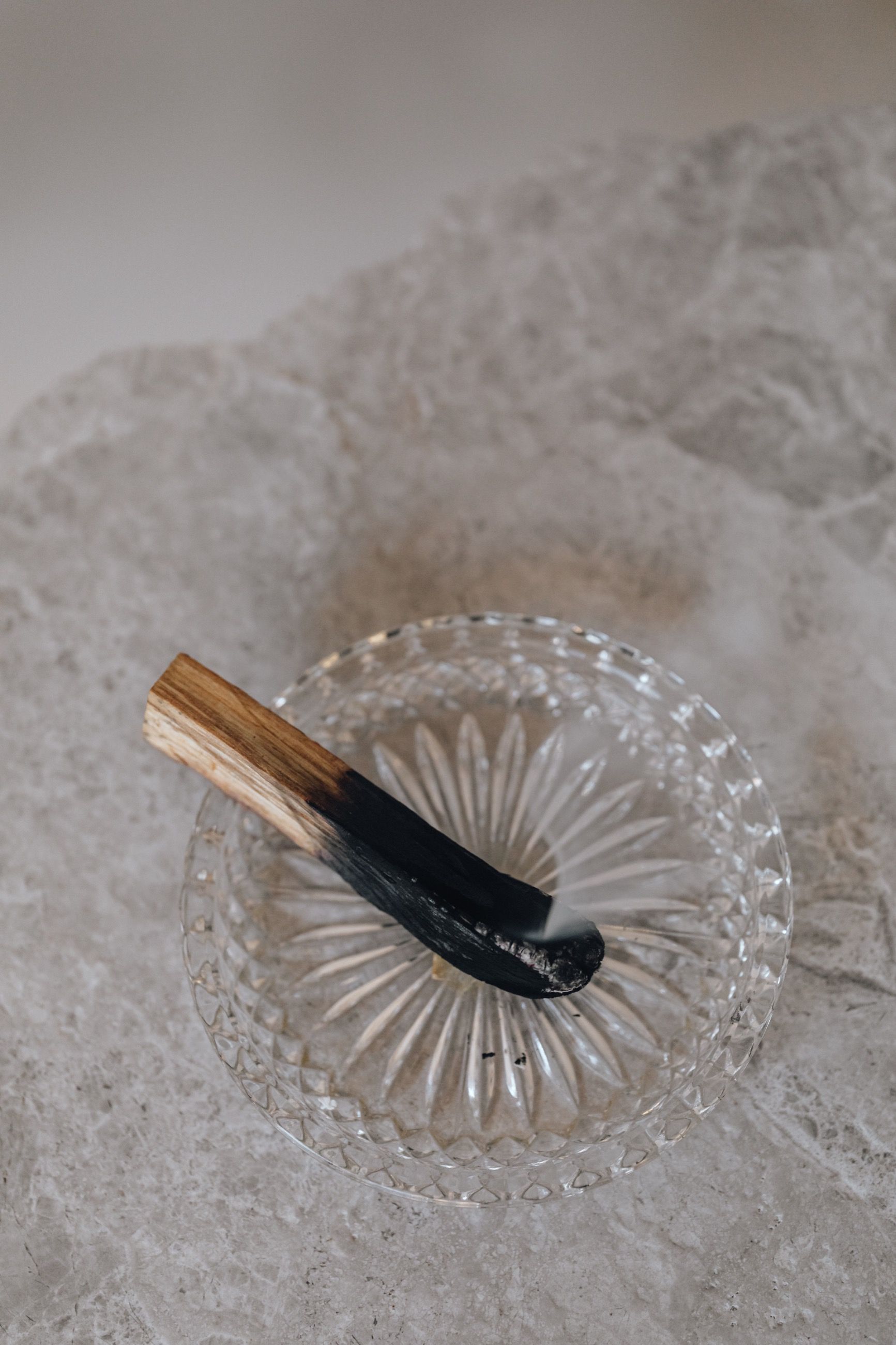 Palo-Santo-Holz in einer Glasschale auf Marmor