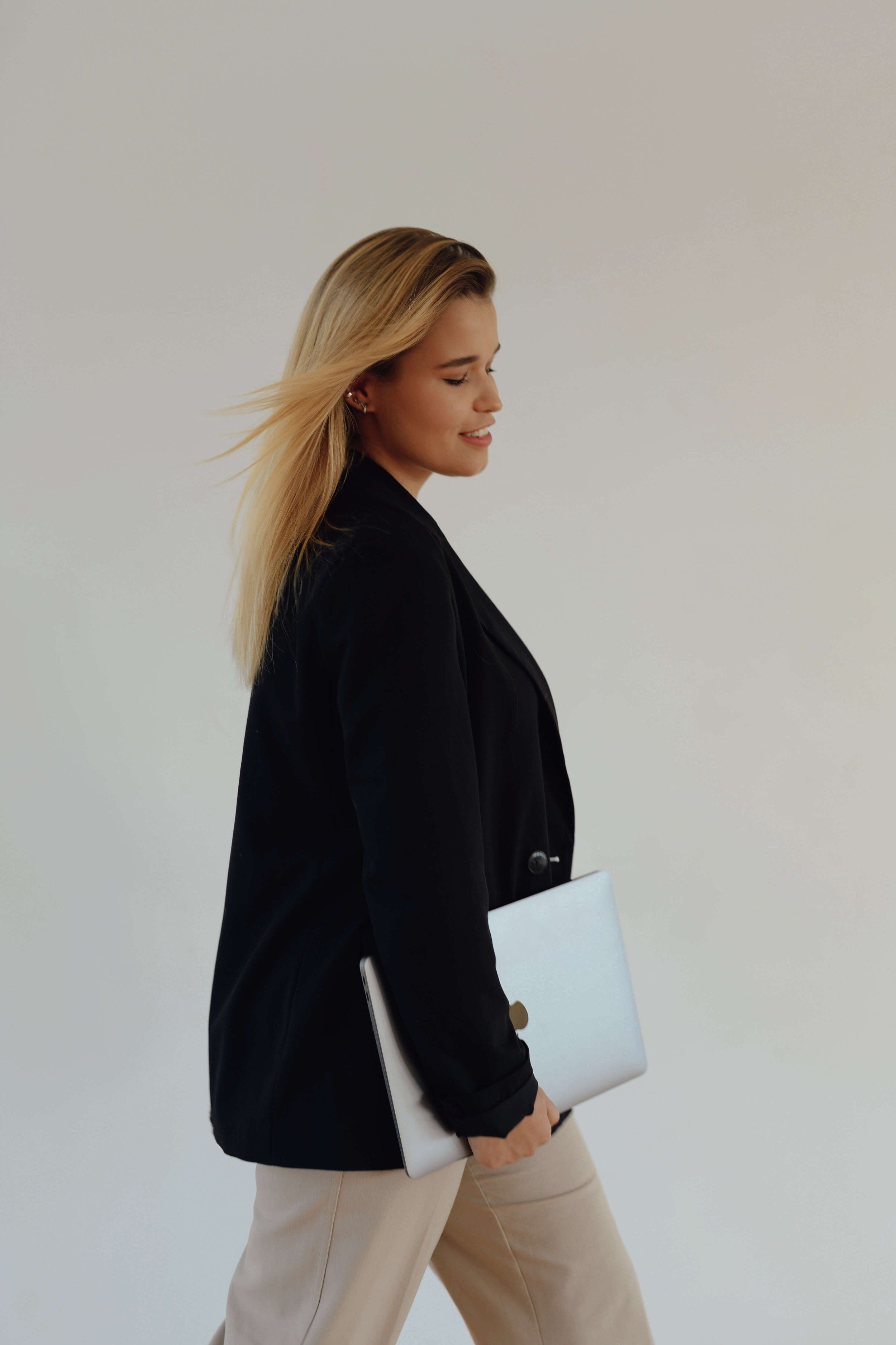 Saskia Bettgenhäuser im schwarzen Blazer