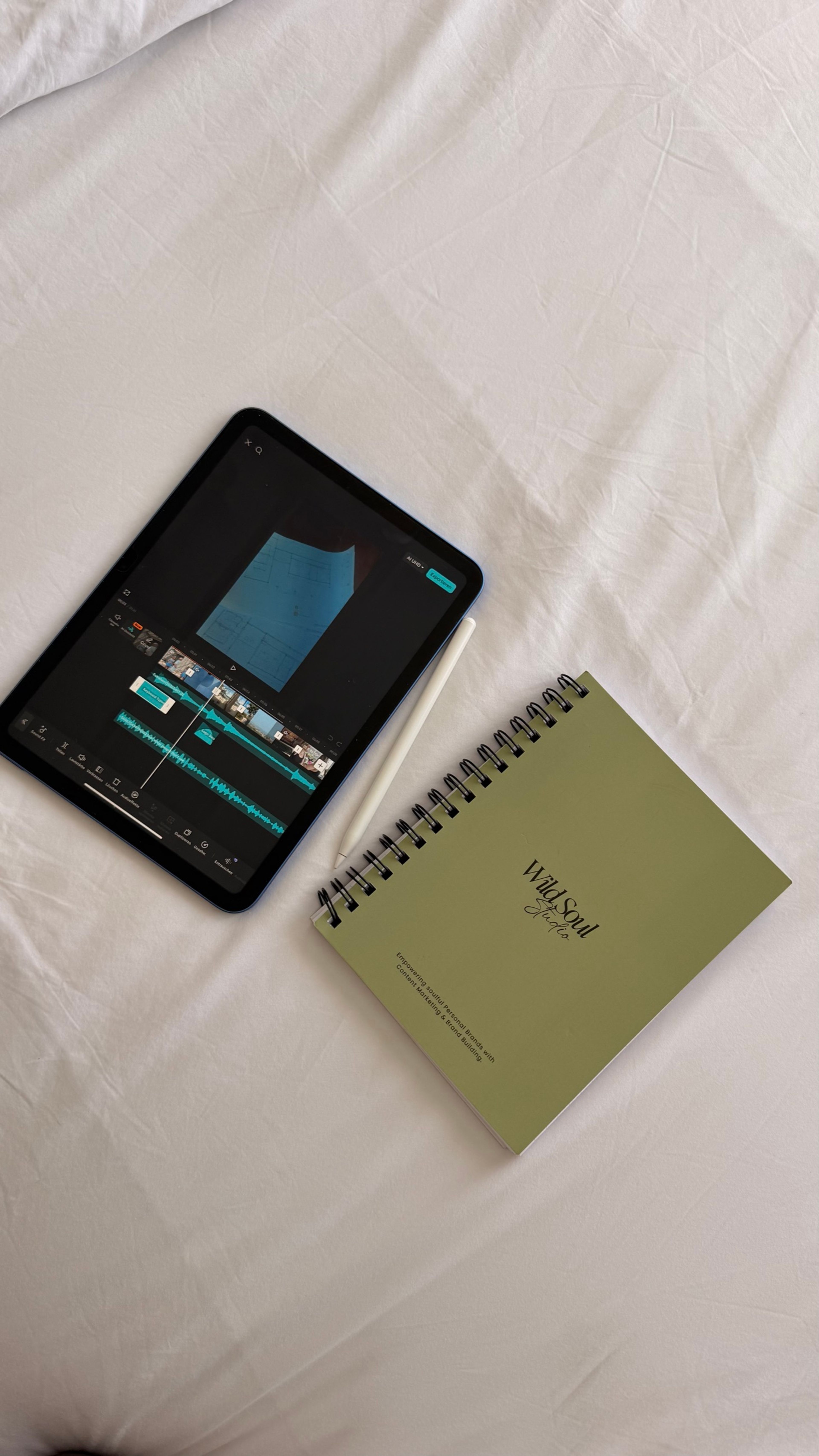 iPad mit Videoschnitt und Wild-Soul-Notizbuch