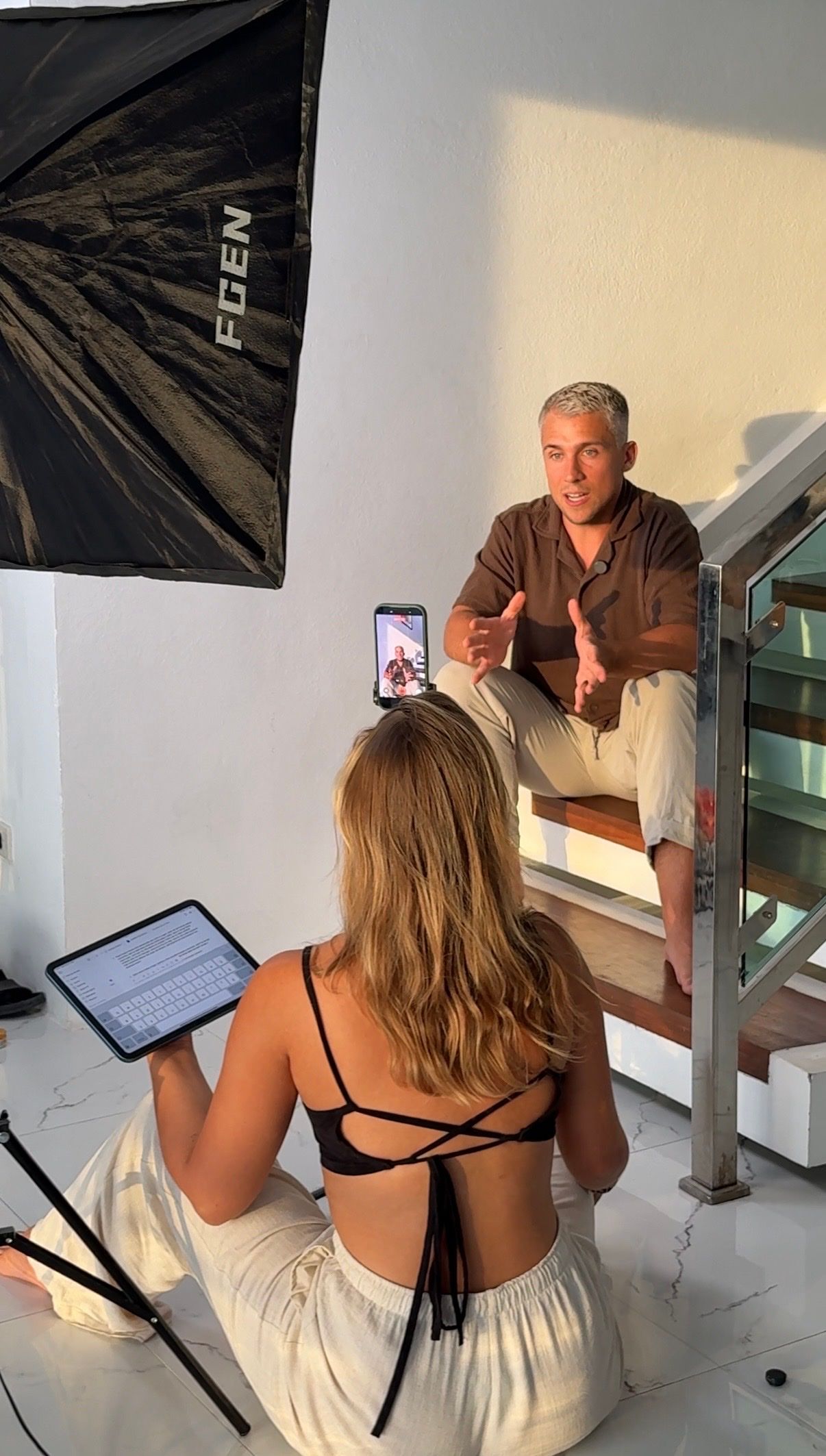 Saskia filmt ein Interview mit Smartphone und Tablet, daneben eine Softbox