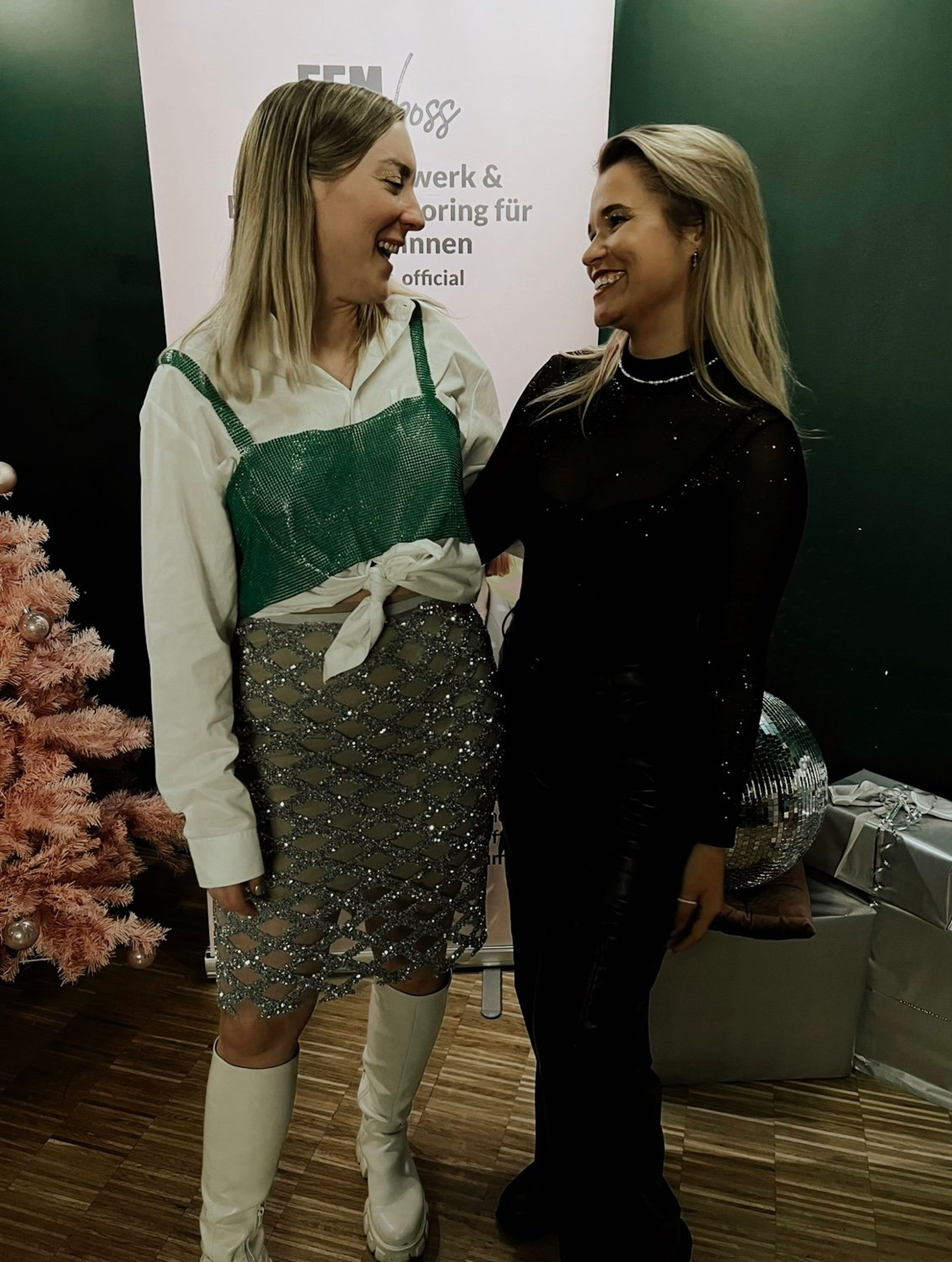 Saskia und Anja von FEMboss beim Event