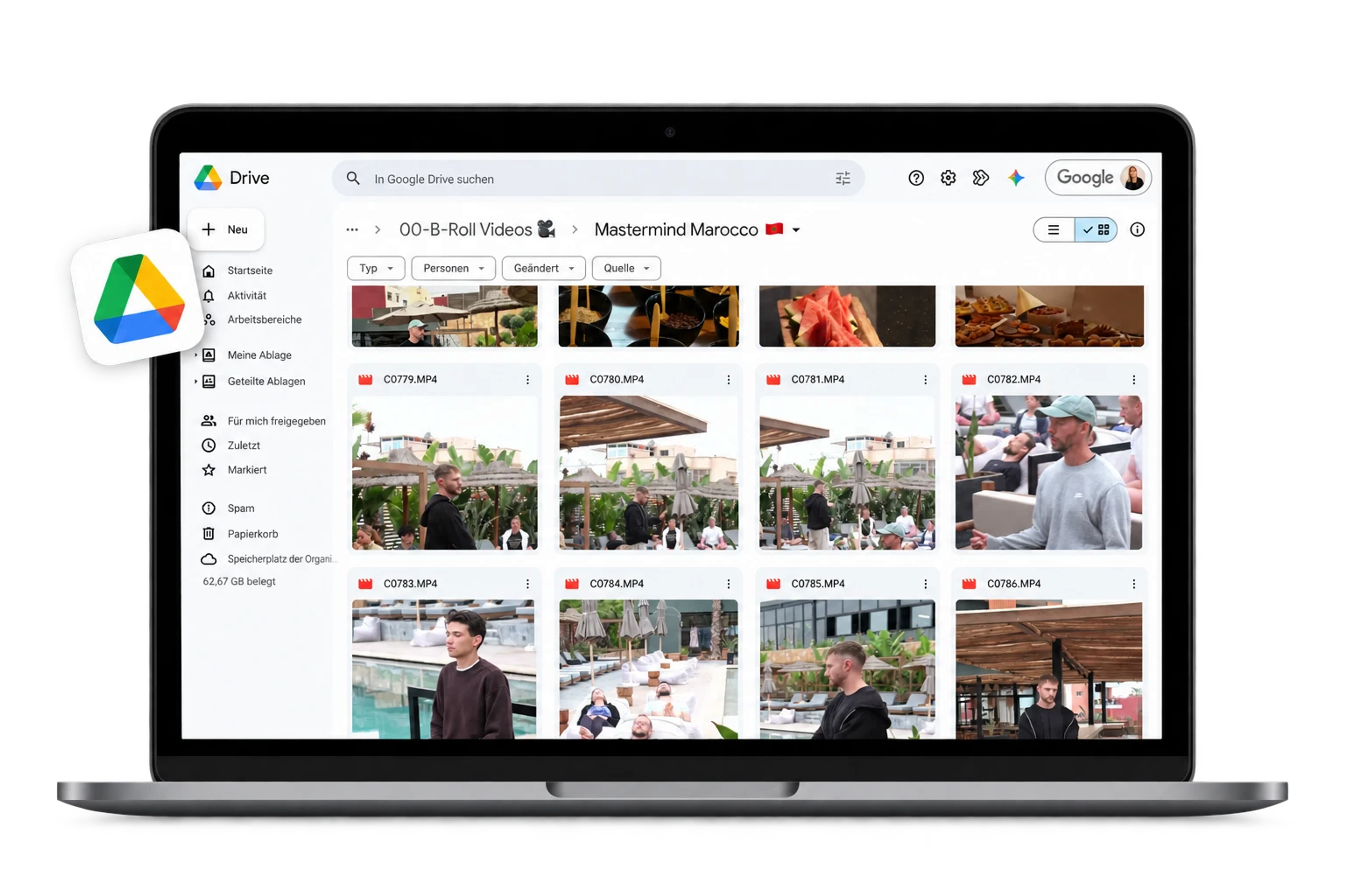 Google Drive mit sortierten B-Roll-Videos auf einem Laptop
