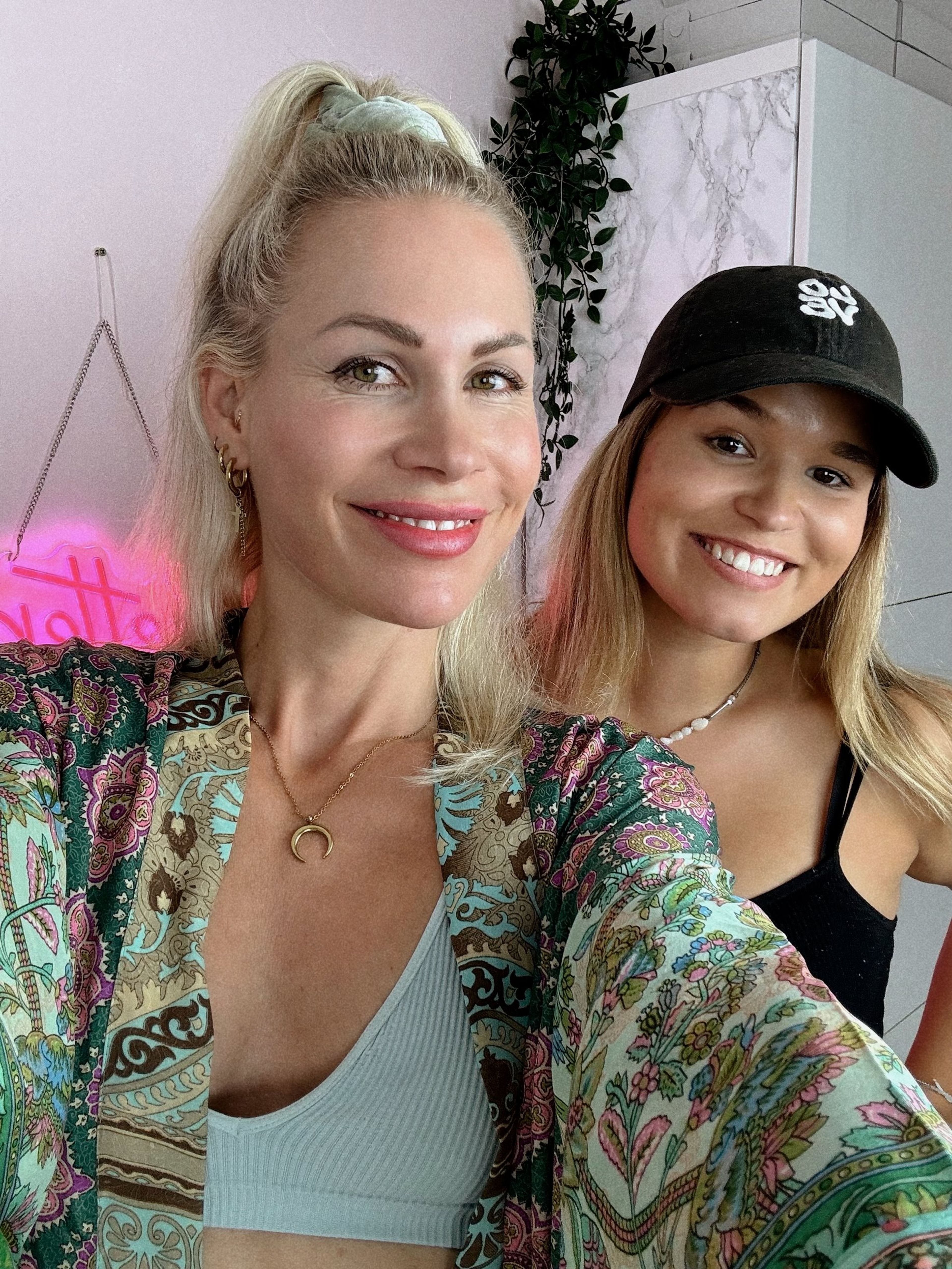 Saskia mit Cap und Chrissi-Joy beim gemeinsamen Selfie