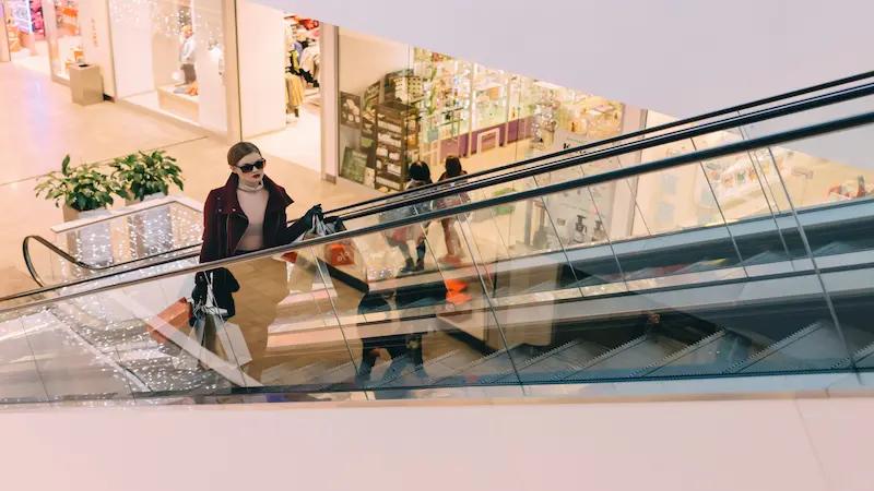 How to increase foot traffic in a retail store th