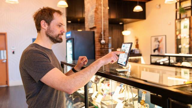Improve customer experience digital signage th
