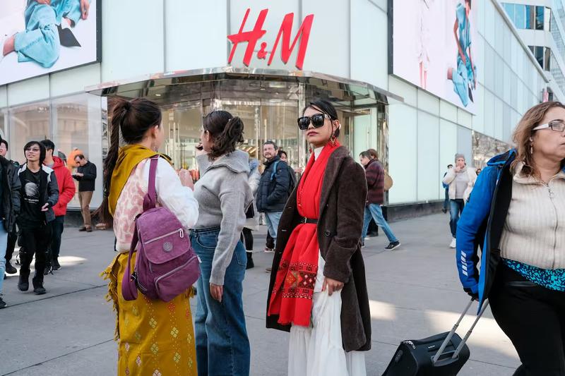 H& shop with digital screens