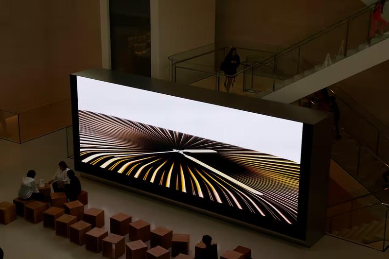 Digital signage screen