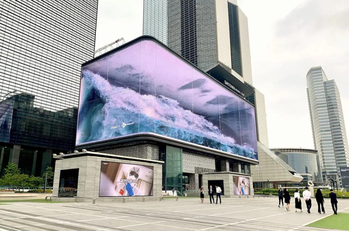 Digital signage for shopping malls