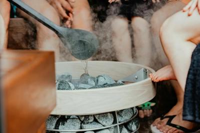 En øse med vann som helles over badstuen