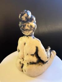Keramikfigur af yogadame, der mediterer