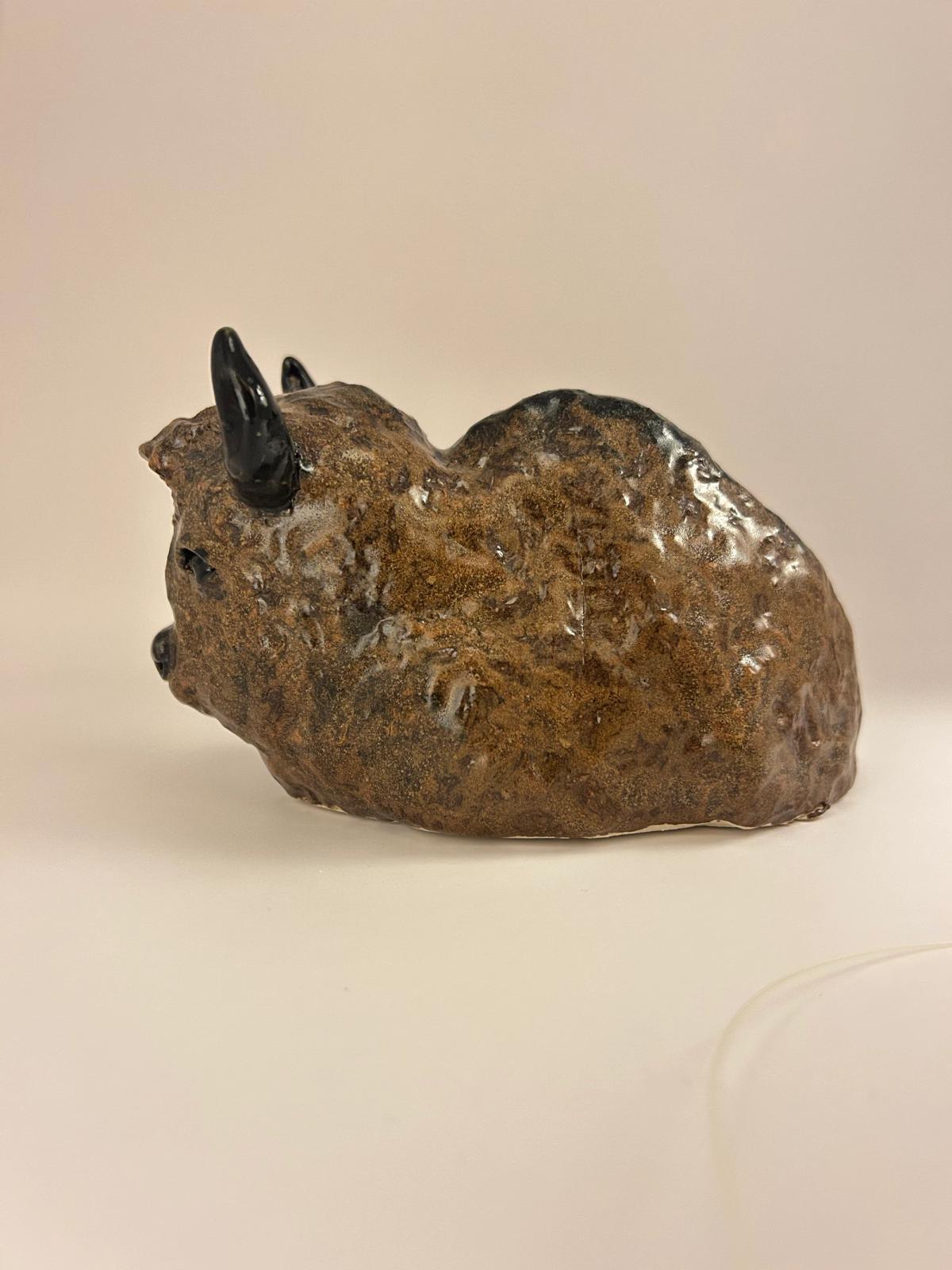 Keramikfigur bisonokse fra siden