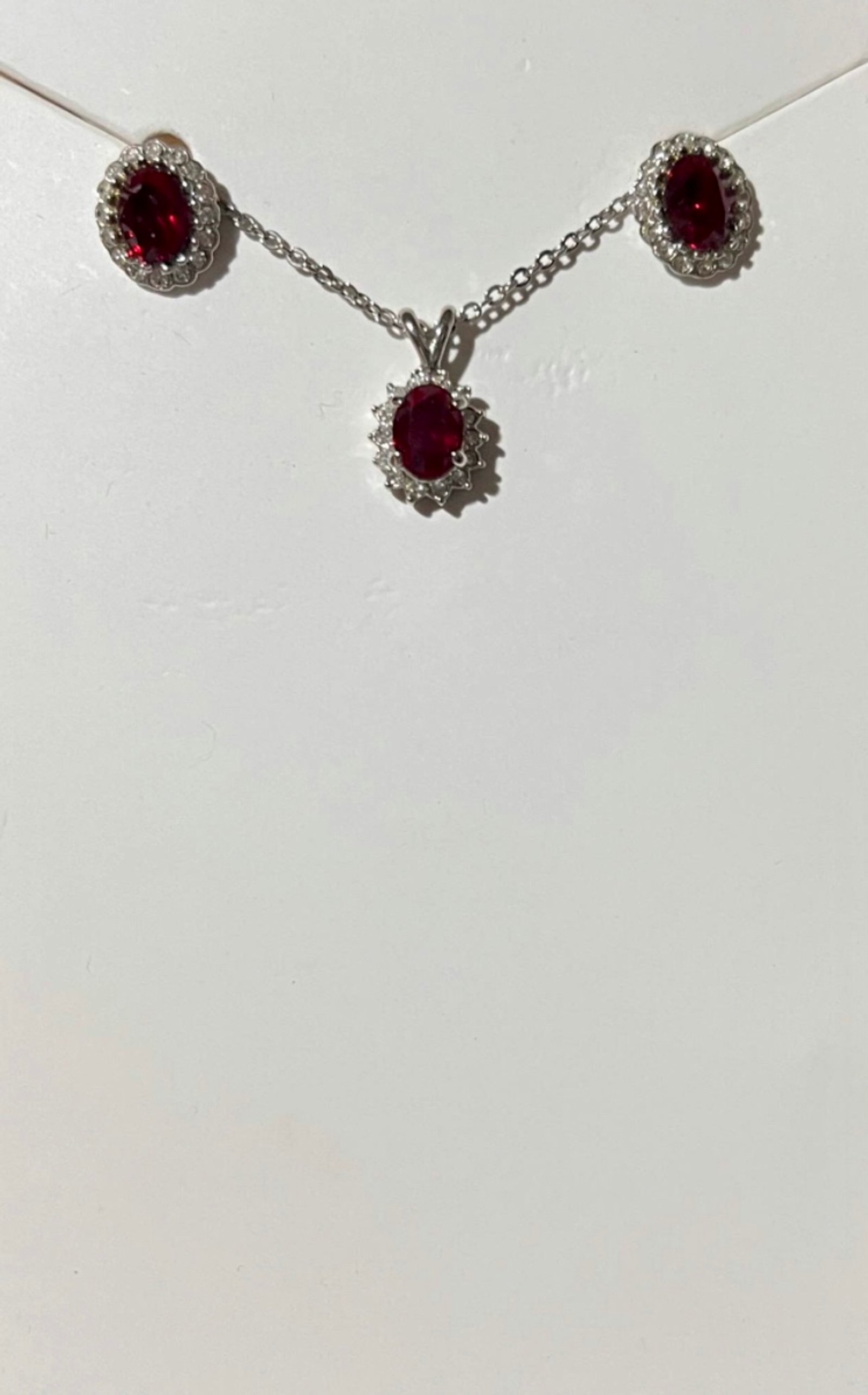 Set de accesorios con piedra roja