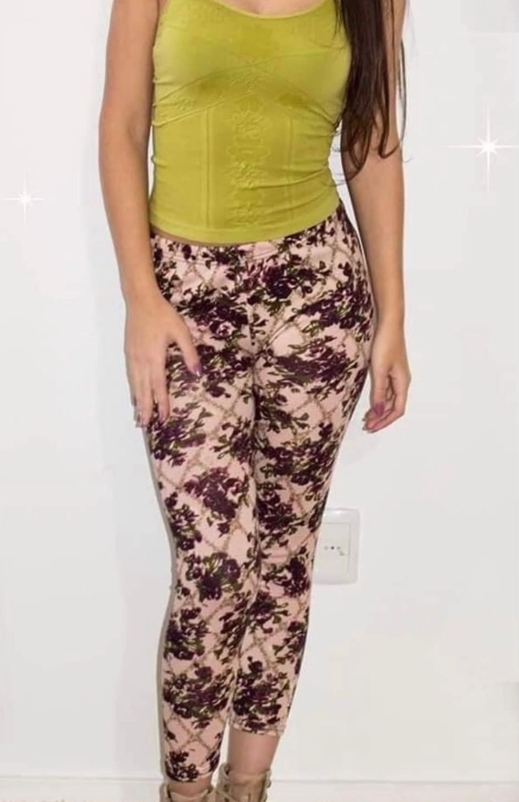 En la foto Se aprecia la calza  de segunda mano, acompañada de musculosa estilo prili, de talle único $150 nuevas.