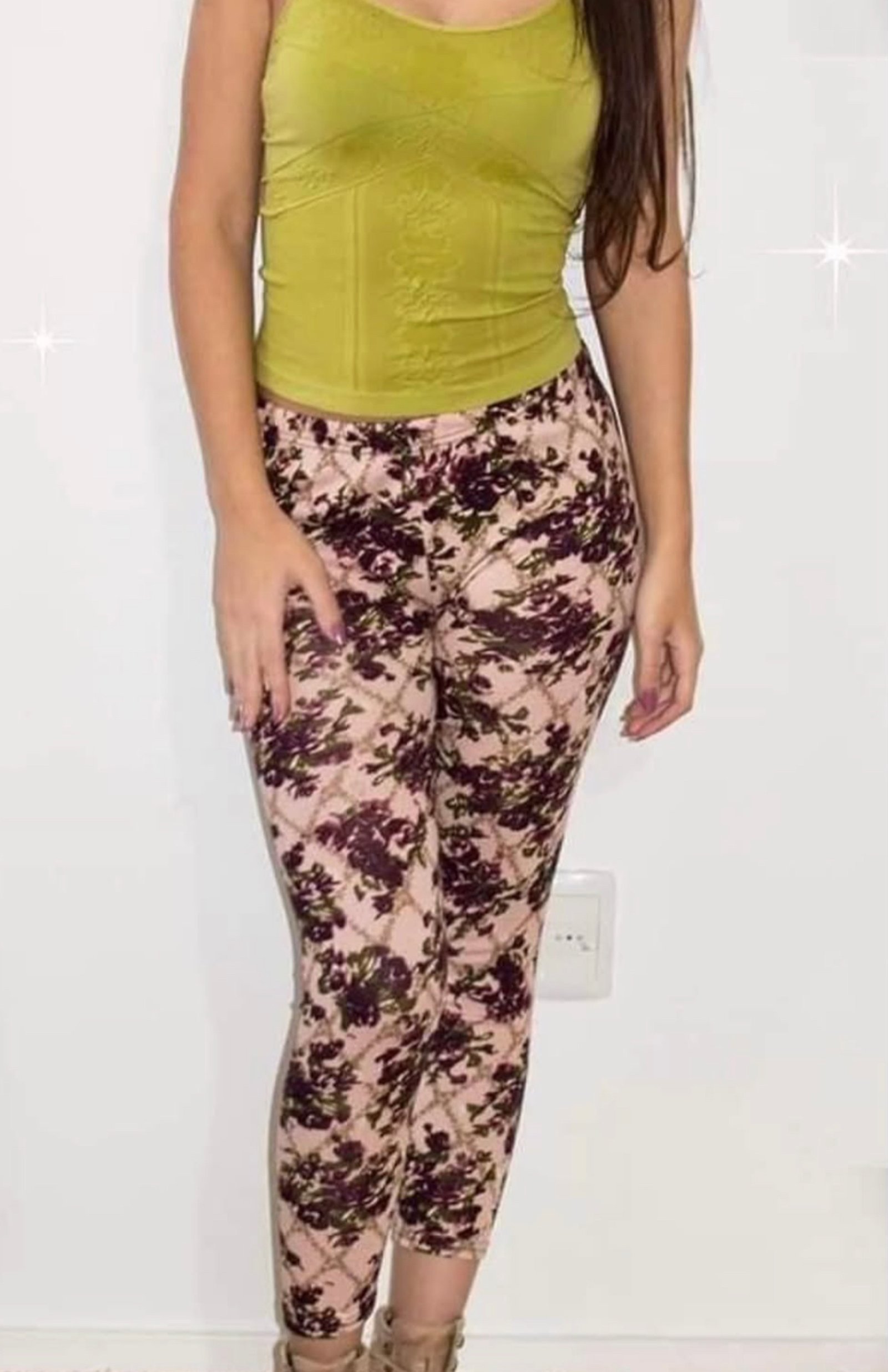 En la foto Se aprecia la calza  de segunda mano, acompañada de musculosa estilo prili, de talle único $150 nuevas.