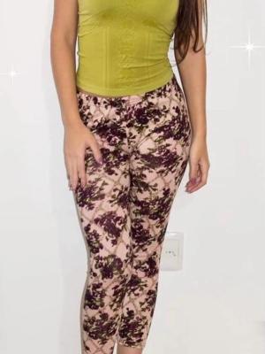 En la foto Se aprecia la calza de segunda mano, acompañada de musculosa estilo prili, de talle único $150 nuevas.
