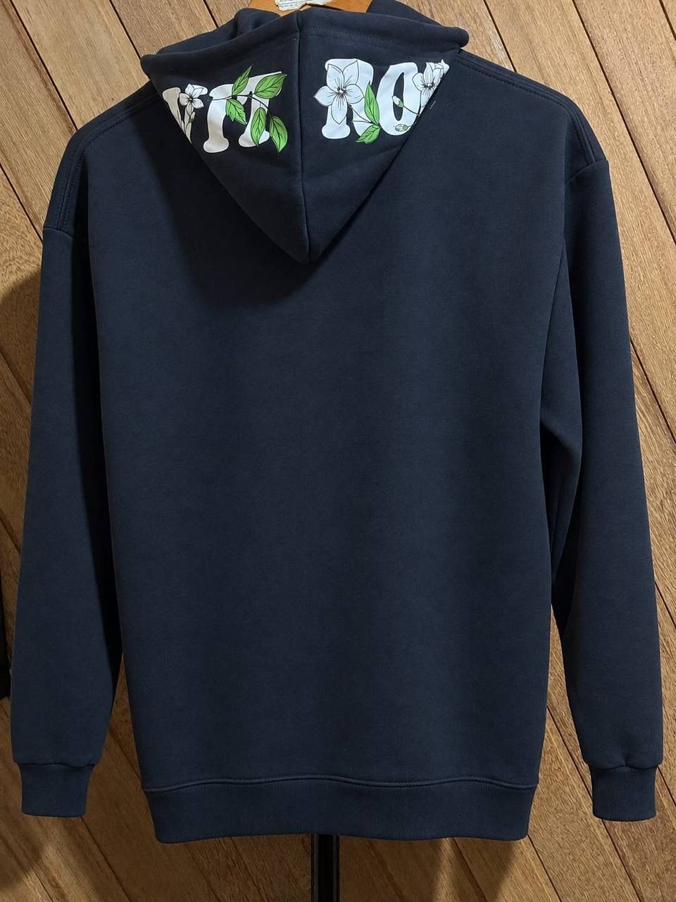 Buzo canguro negro, estampado