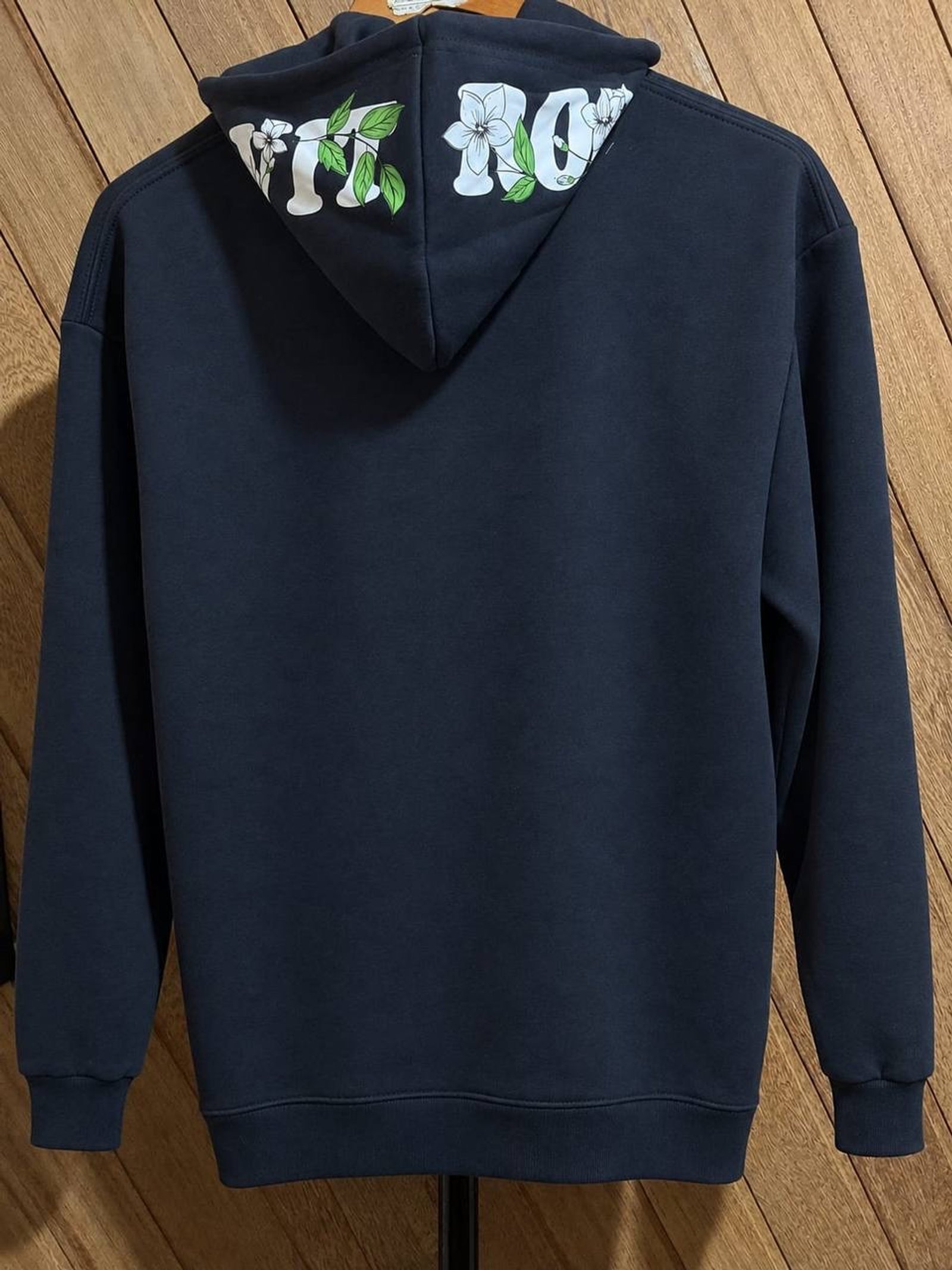 Buzo canguro negro, estampado