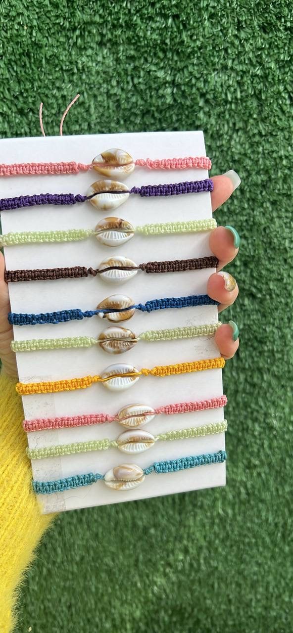 Pulseras artesanales con caracoles