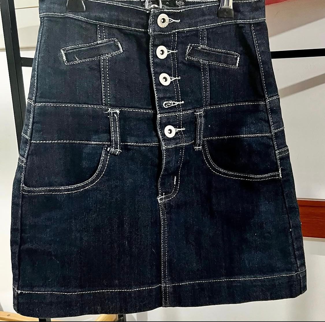 Pollera mini de jean tiro alto.