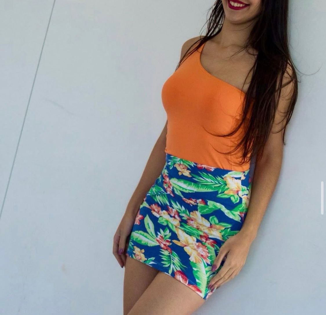 Para jugar con los estilos, puede usarse con faldas, short, deportivos informal, gimnasia .