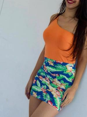 Para jugar con los estilos, puede usarse con faldas, short, deportivos informal, gimnasia .
