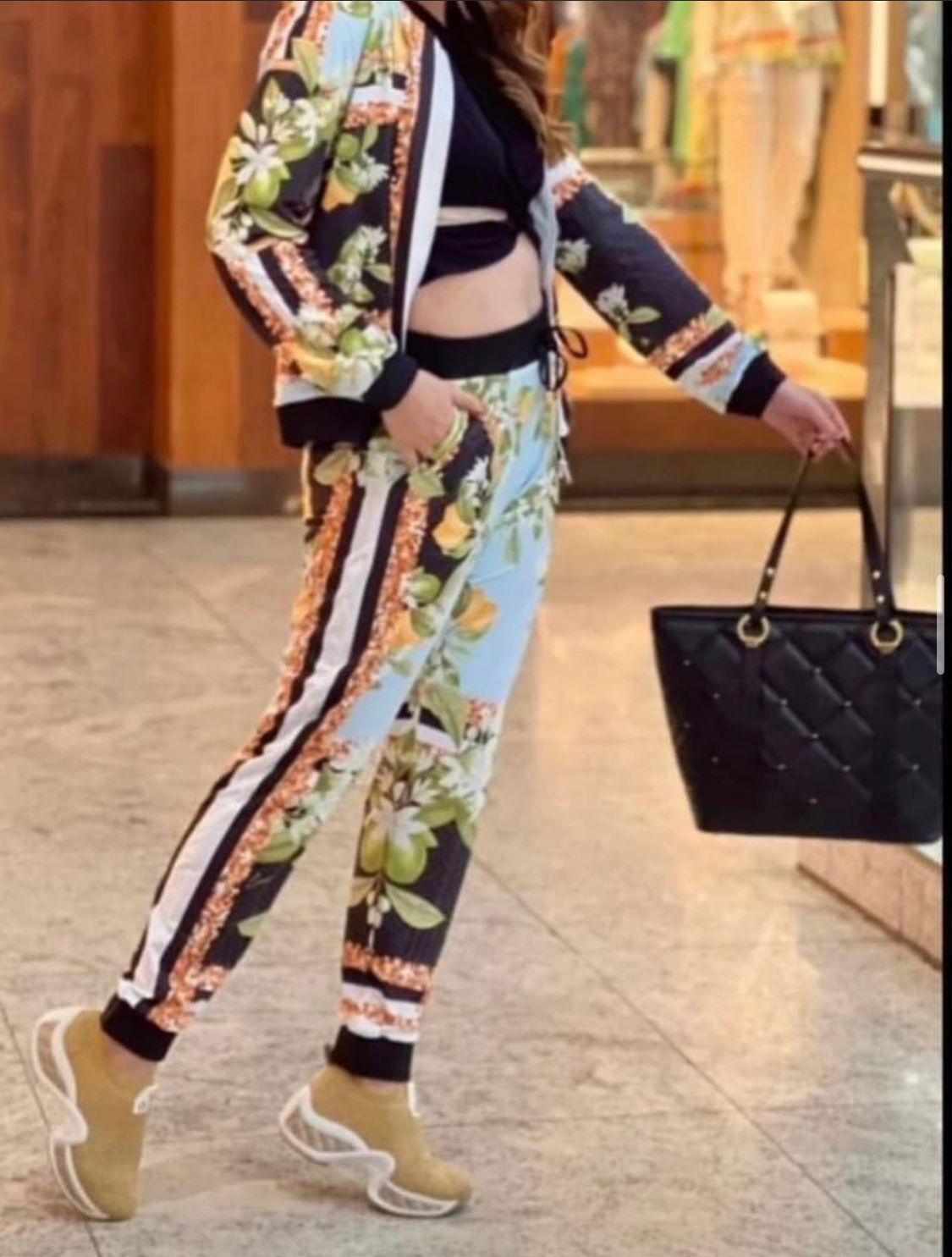 Conjunto ideal para un look casual. O puedes conseguir en web por prendas separadas.