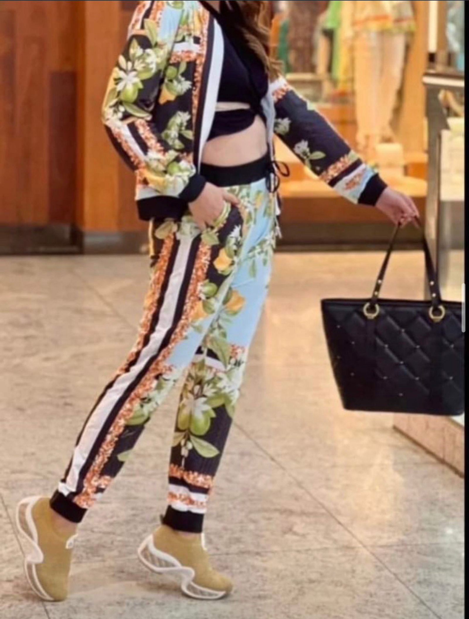 Conjunto ideal para un look casual. O puedes conseguir en web por prendas separadas.