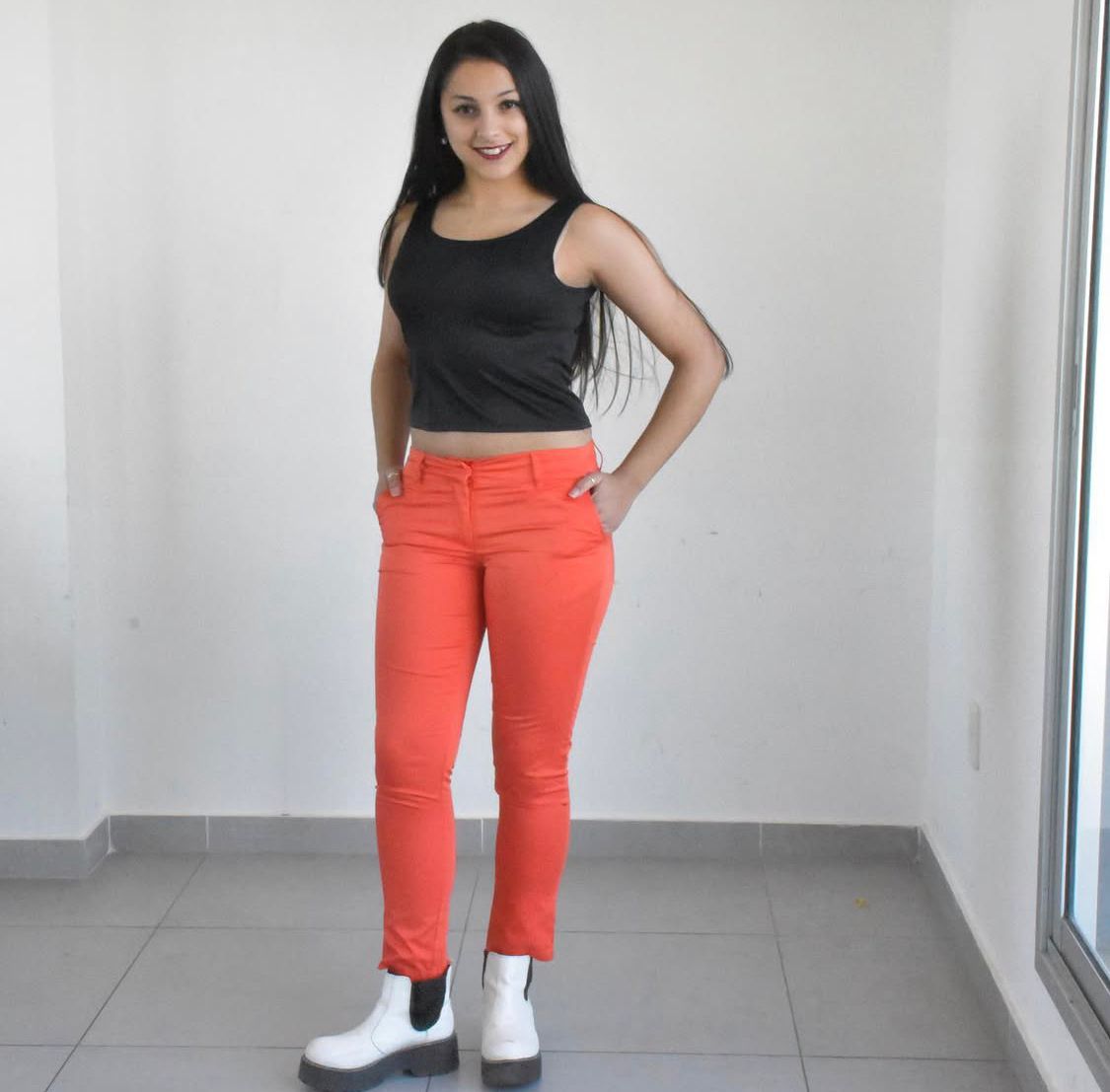PANTALÓN EN TALLE S, ACOMPAÑADO DE TOP TALLE S . CONJUNTO EN COLORES