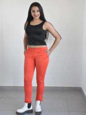 PANTALÓN EN TALLE S, ACOMPAÑADO DE TOP TALLE S . CONJUNTO EN COLORES