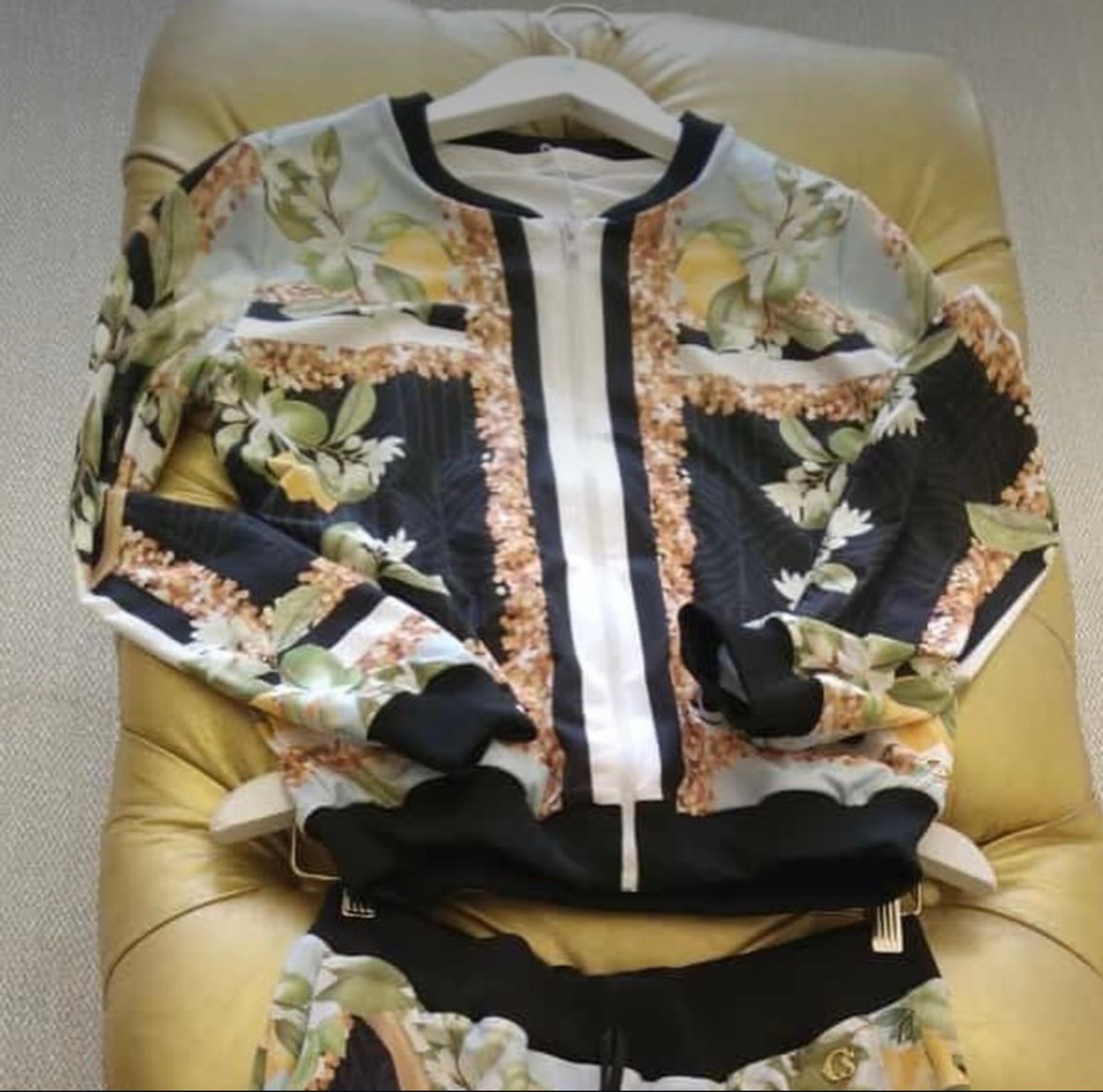 Campera bomber talle S recomendada también a talle M.