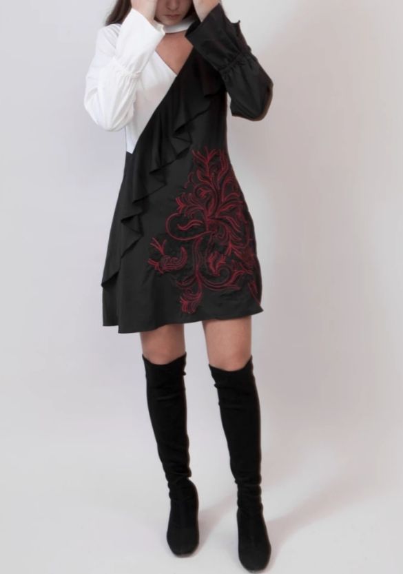 Vestido corto con prenda diseño estilo gargantilla.