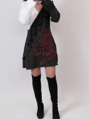 Vestido corto con prenda diseño estilo gargantilla.