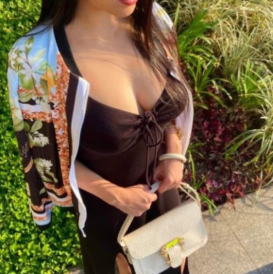 Campera bomber estampada con cierres y bolsillo