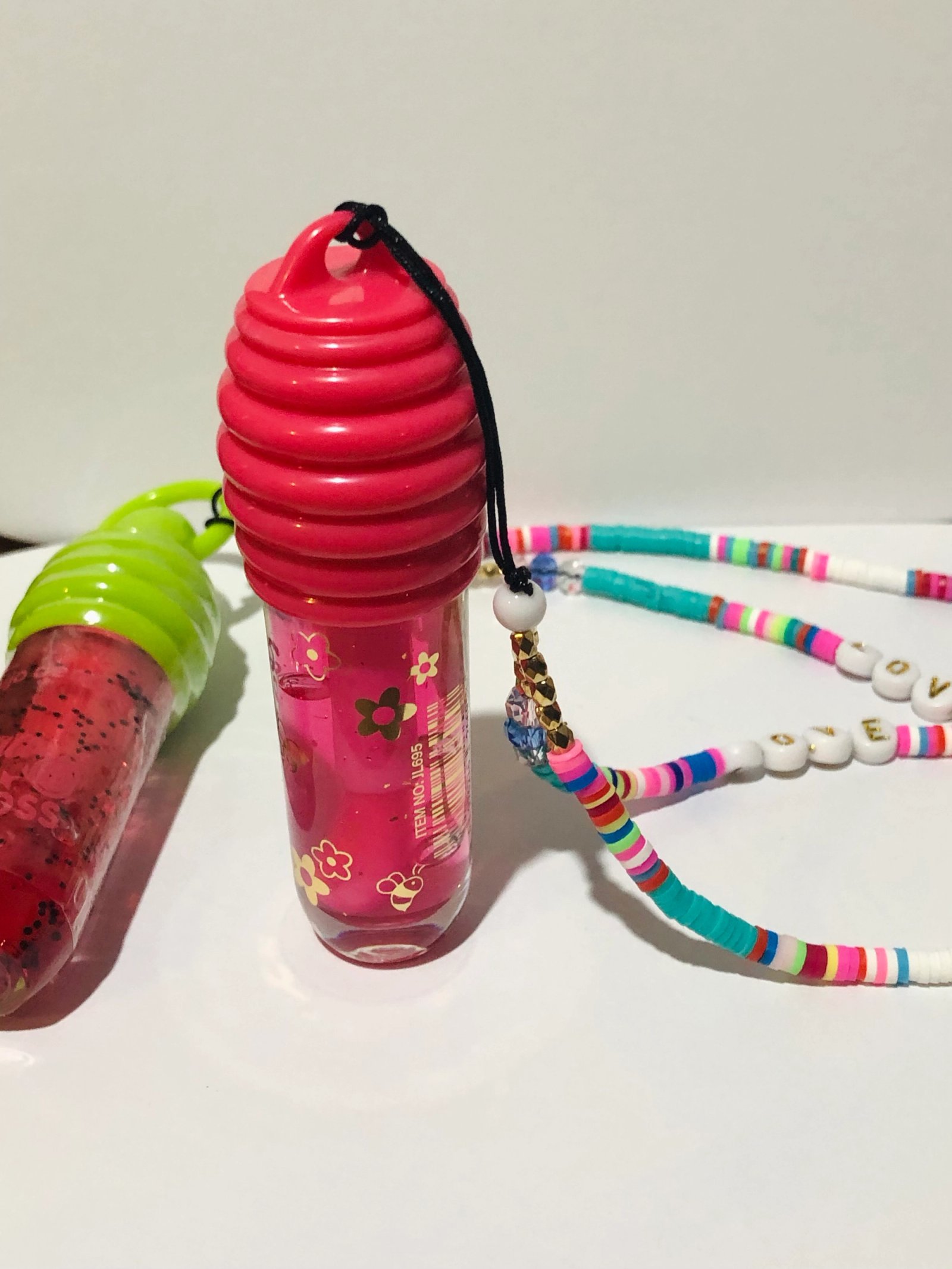 También puede usarse para llevar esos hermosos gloss de llaveros.