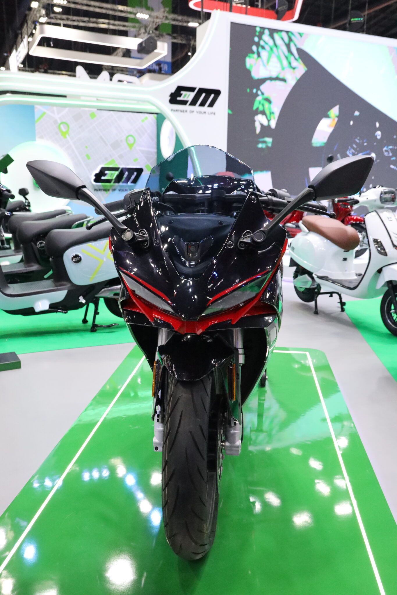 ภาพ EM RX5 ดีไซน์ Sport Racing มุมหน้าตรง