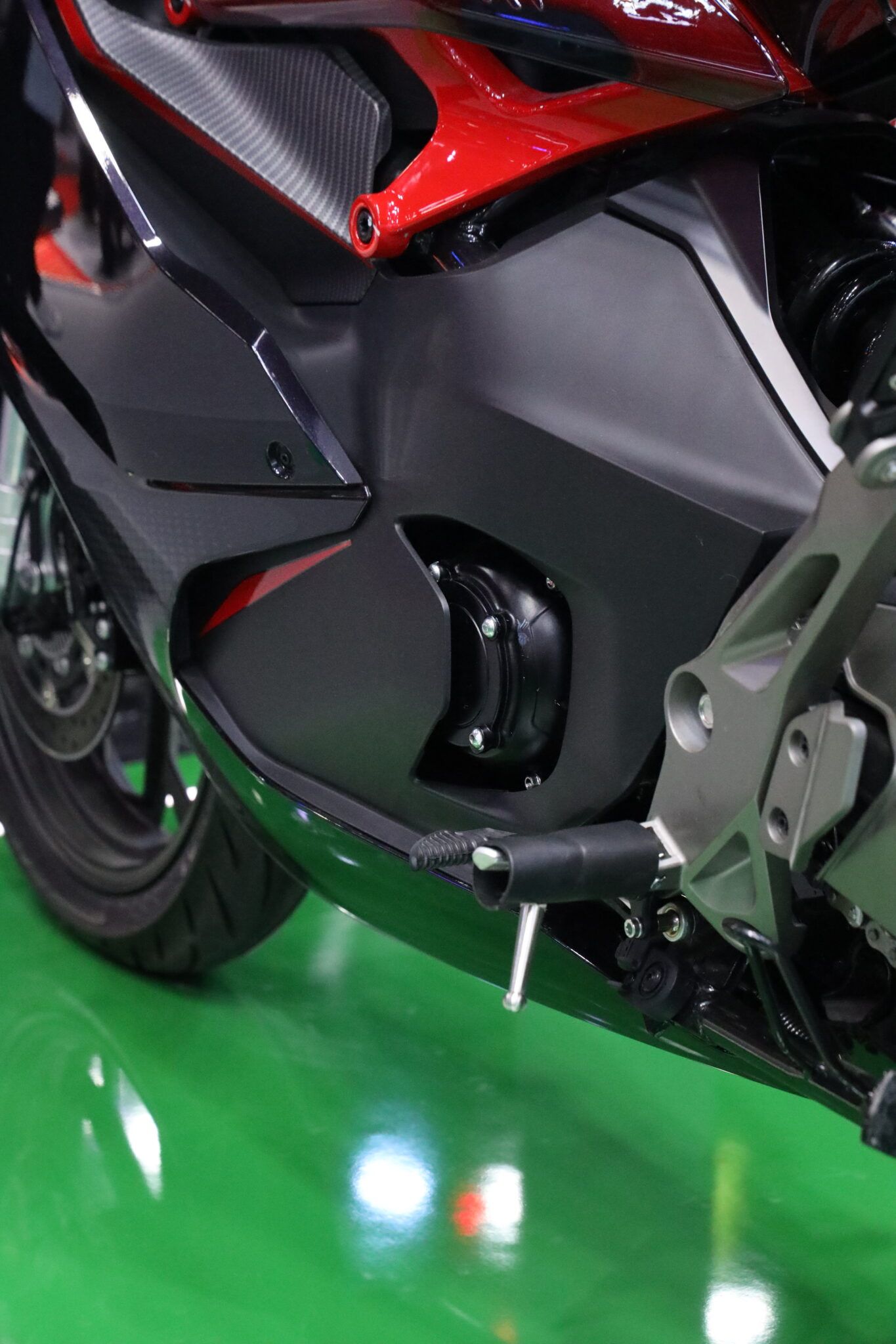 EM RX5 ดีไซน์ Sport Racing ภาพ Close Up ด้านข้าง ระบบขับเคลื่อน