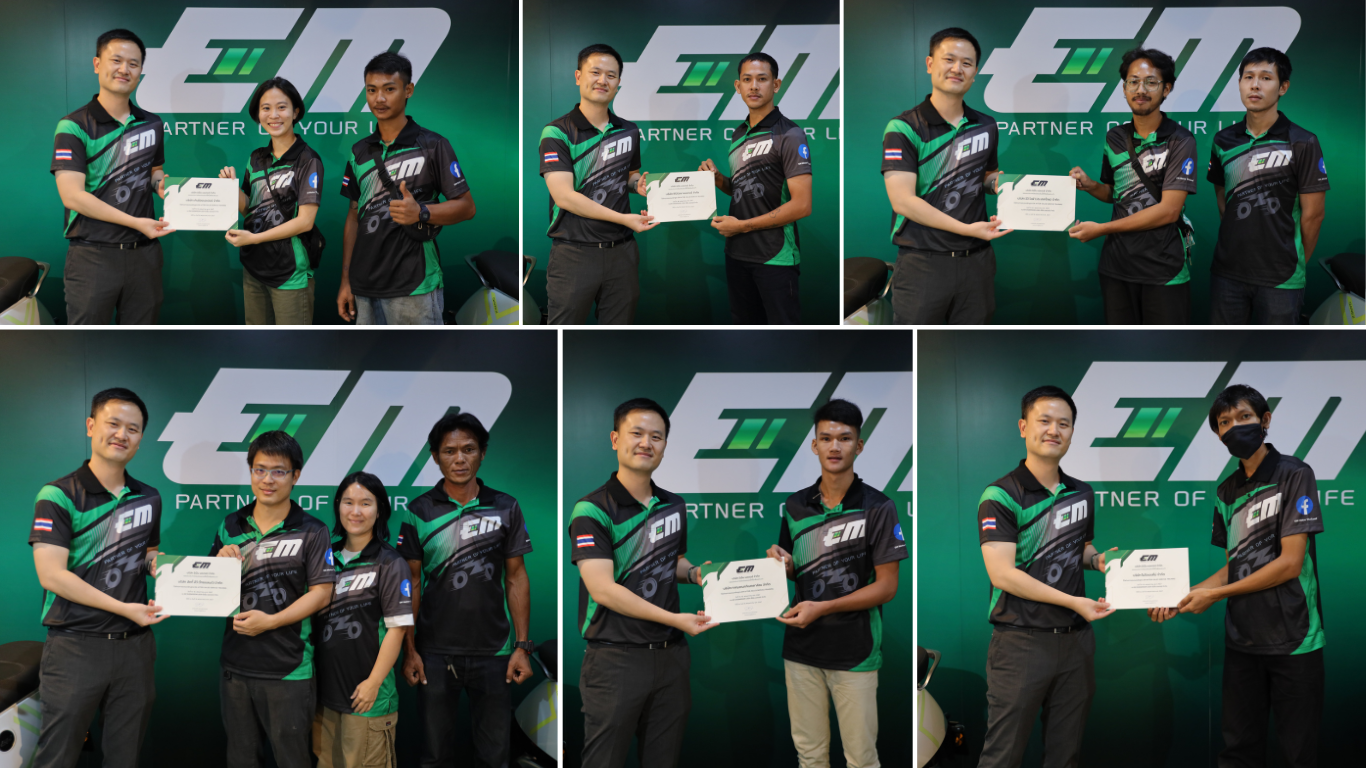 ภาพประกอบบทความ EM AFTER-SALES SERVICE TRAINING รุ่นที่ 2 คุณ ซัน ธานัท ธรรมพรหมกุล กำลังมอบรางวัลให้แก่พนักงาน