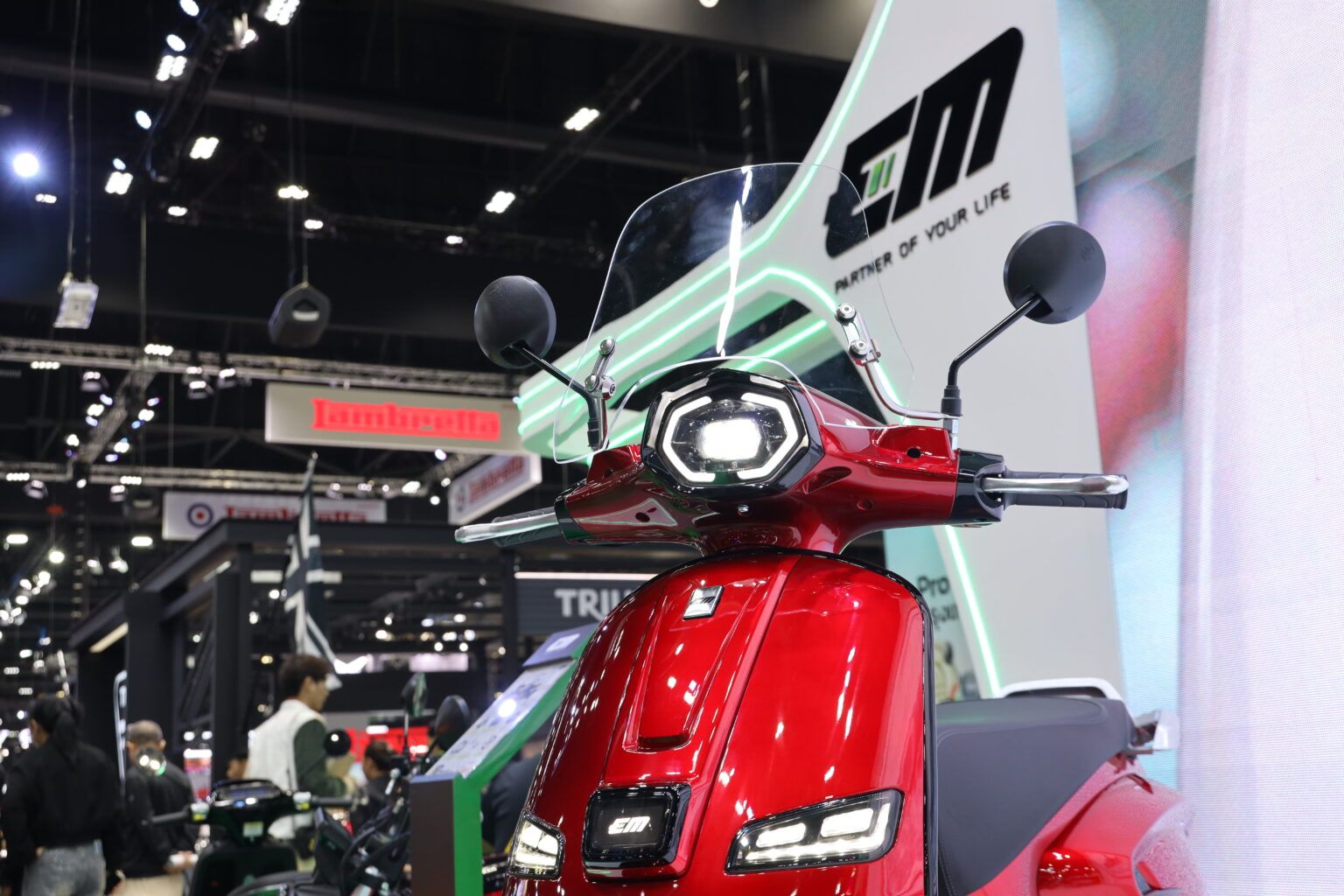 EM ENZO สีแดงสุดเร้าใจ