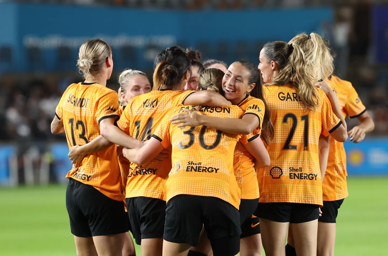 ladies soccer team huddling