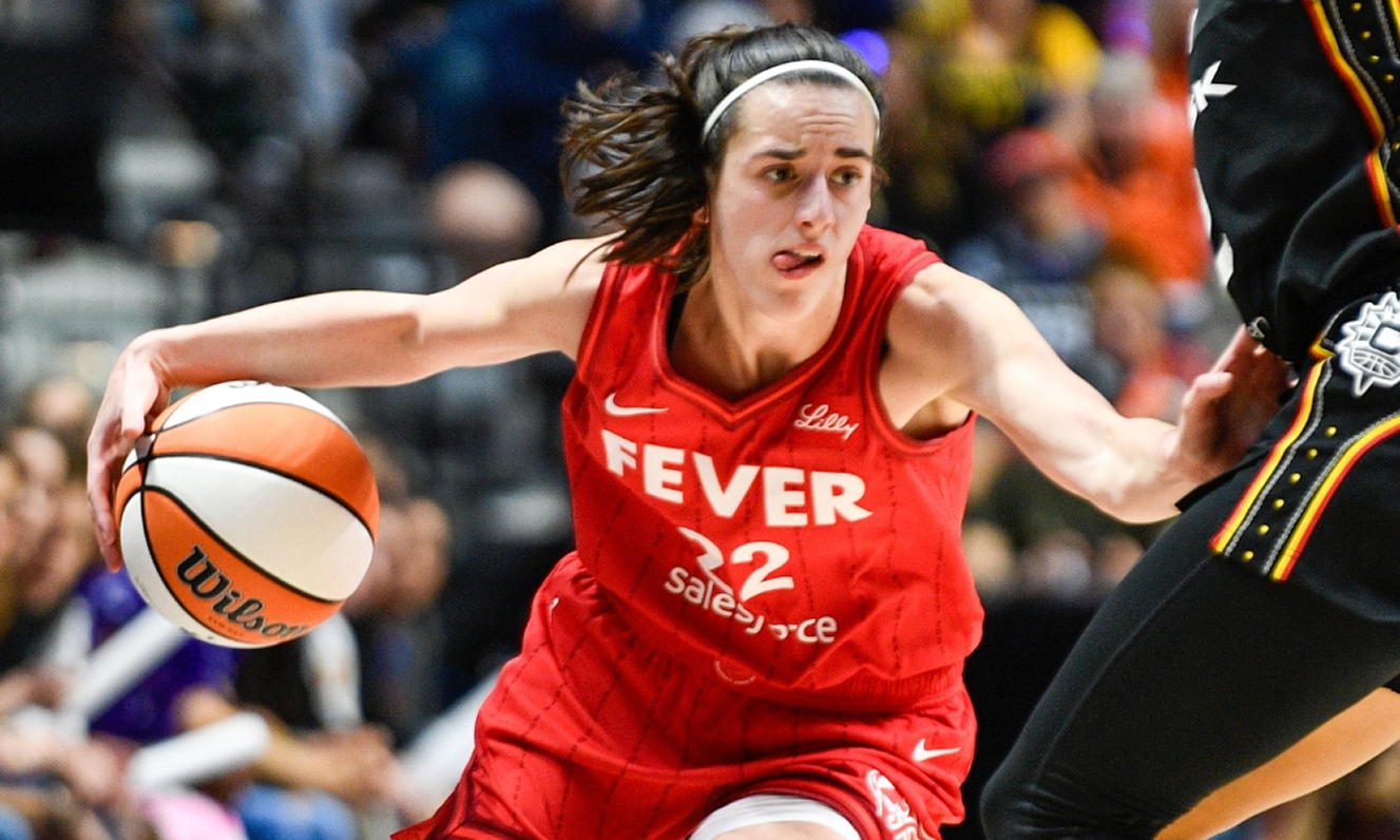 caitlin clark driving by the defender