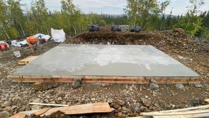 Mine seal concrete cap